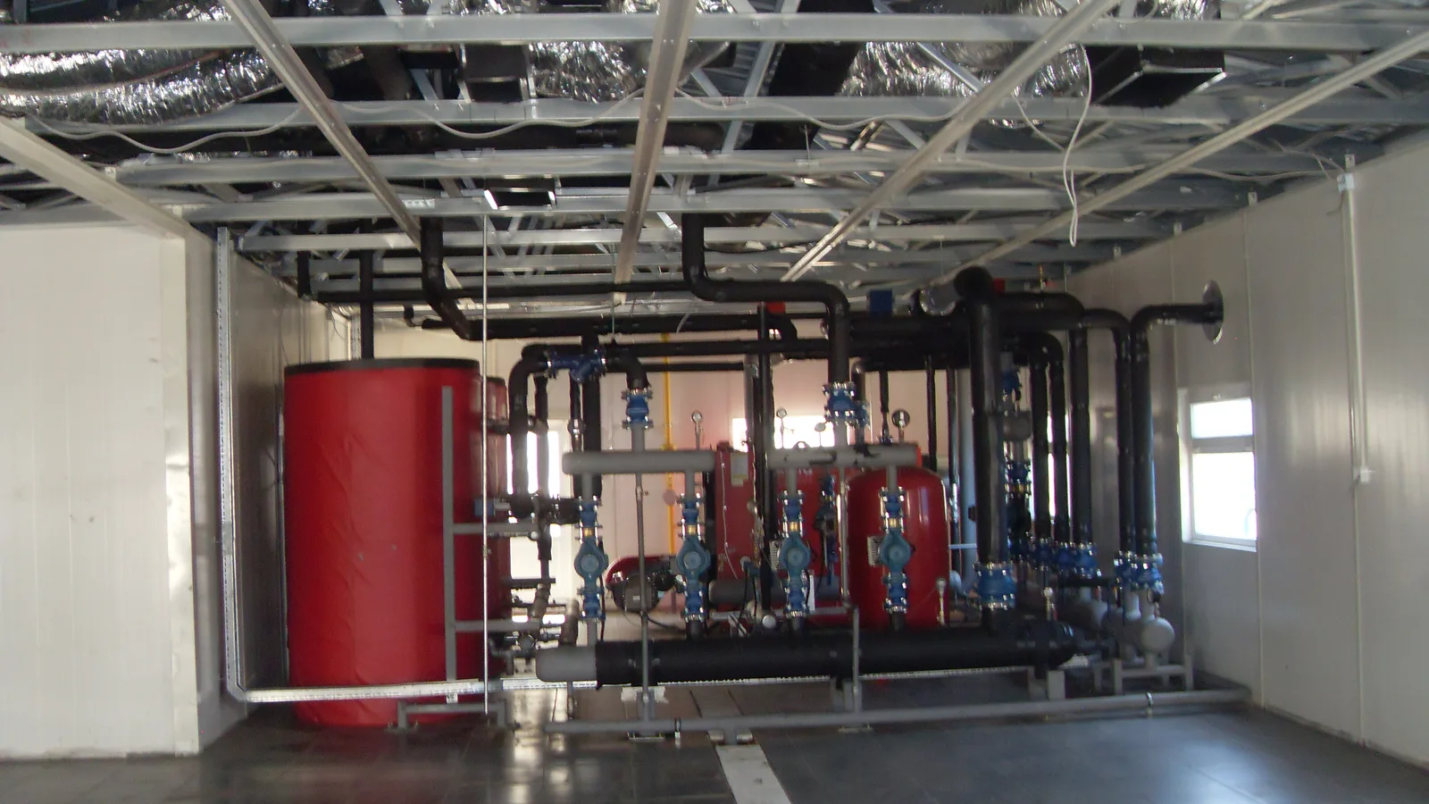 Plant room with pressure vessel and pump set